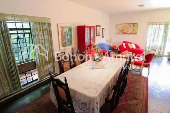 Imagem Linda e espaçosa casa de esquina com 322 m² de área construída. A residência possui living para...