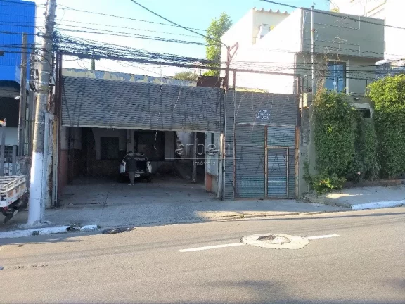 Imagem Galpão com escritórios com área total de 406 metros quadrados. O piso térreo está o galpão que...