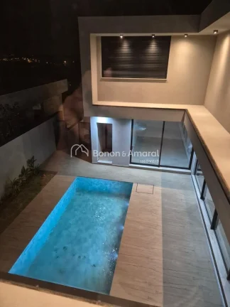 Imagem A casa no Residencial Jatibela oferece um design sofisticado e espaços amplos. No andar superior, e...