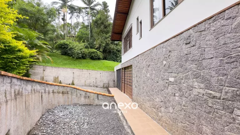 Imagem Linda Casa de 3 Dormitórios em Localização Privilegiada!