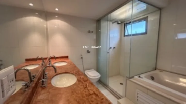 Imagem Imperdível oportunidade em Moema: Apartamento de 3 quartos com suíte, 131m² e 2 vagas de garagem à venda em São Paulo-SP!