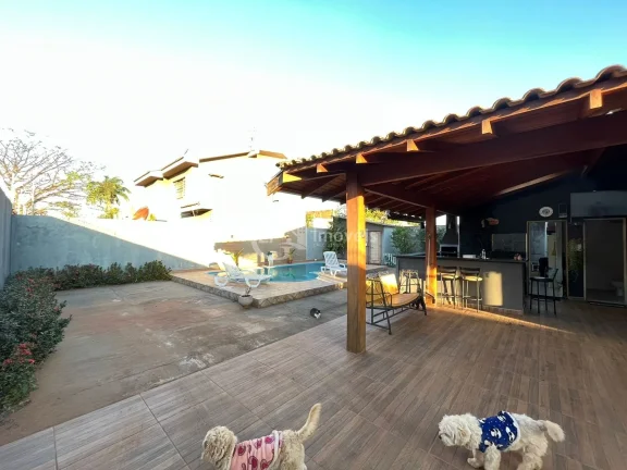 Imagem Linda casa de esquina - Casa espaçosa