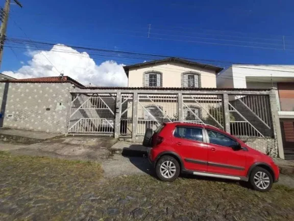 Imagem Charmosa casa de dois andares com câmera de segurança e seis dormitórios em bairro tranquilo de Barbacena/MG