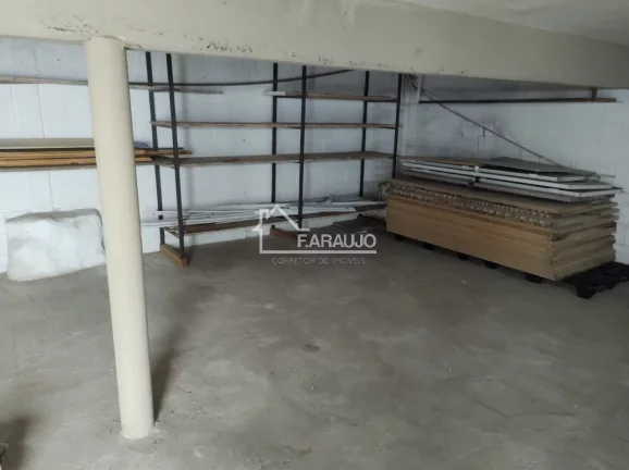 Imagem Com um amplo espaço interno, barracão oferece inúmeras possibilidades de layout e adaptação, permitindo a personalização de acordo c/ as necessidades