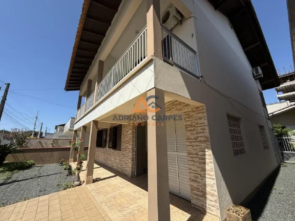 Imagem Casa semimobiliada no Gravatá com 5 dormitórios, sendo 1 suíte com 336m² de terreno a venda pela Imobiliária Adriano Carpes