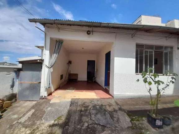 Imagem Casa à venda em Barbacena, Centro, com 2 quartos, 140m2
