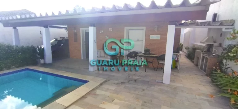 Imagem Sala espaçosa para 2 ambientes, varanda, sala de jantar, 3 dormitórios sendo uma suíte, banheiro social, cozinha, lavanderia, piscina, churrasqueira, 1 edícula com 2 suítes, 5 quartos
