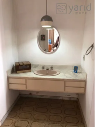 Imagem Imperdível casa à venda no Centro de Jundiaí-SP: 3 quartos, 1 suíte, 2 banheiros, 3 vagas de garagem e 228m² de área!
