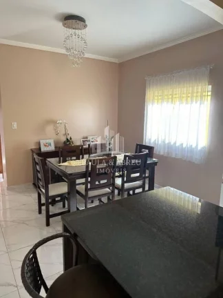 Imagem Sobrado de Alto Padrão, 3 Quartos, 4 Banheiros, Closets, Ar-condicionado, Área de Lazer Grande com Churrasqueira no Parque São Vicente, Mauá-SP
