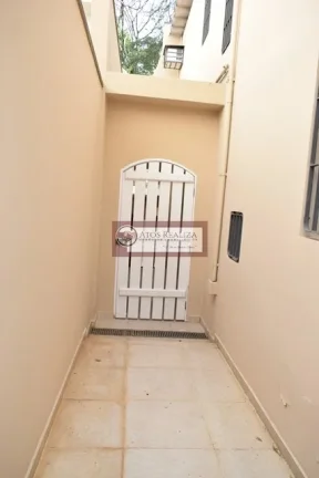 Imagem Sobrado no Jardim Umuarama com 4 quartos, sendo 2 suítes, sala de estar, lavabo, sala de jantar, cozinha e ampla copa. Piso em porcelanato, tanto no térreo como no andar superior. Armários nos quartos e cozinha. Home office/edícula completa, lavanderia, e