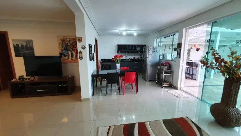 Imagem Sobrado em condomínio fechado com 404m² de terreno e 480m² de área útil contendo. No primeiro p...