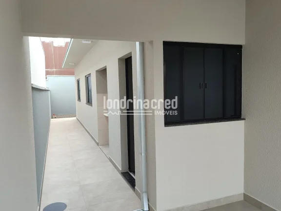 Imagem Casa com 2 quartos (1 suíte), sala com pé direito alto, copa, banheiro social e garagem coberta em lote de 126m² – Pronta para morar!