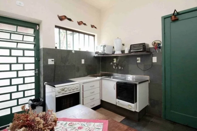 Imagem Lindo Sobrado bem conservado e charmoso e aconchegante com um jardim maravilhoso, localizado em uma ...
