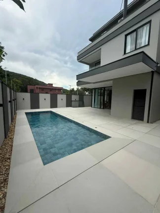 Imagem Casa com 4 dormitórios sendo 4 suítes e 2 vagas de garagem em Balneário Camboriú/SC