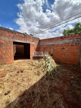 Imagem Casa padrão semiacabada à venda no bairro Lourdes em Uberaba
