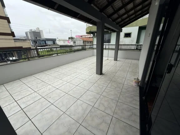 Imagem Casa com 305m² de área construída a apenas 170 metros do mar, mobiliada, 4 quartos (1 suíte) e 4 vagas no Centro de Navegantes no litoral Norte, Adriano Carpes Imóveis vende!