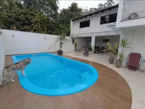 Imagem Ampla casa com 4 suítes e 4 vagas de garage, piscina e área de festa espaçosa - Fazendinha Itajaí/SC