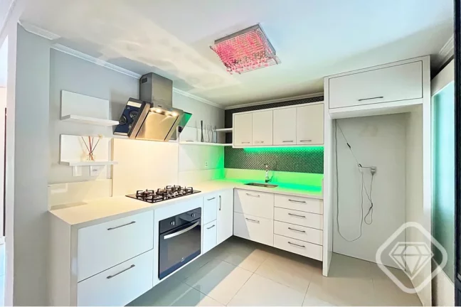 Imagem Sobrado 3 dormitórios, suíte com sacada, lareira e espaço gourmet. Bairro Hípica, Zona Sul de Po...