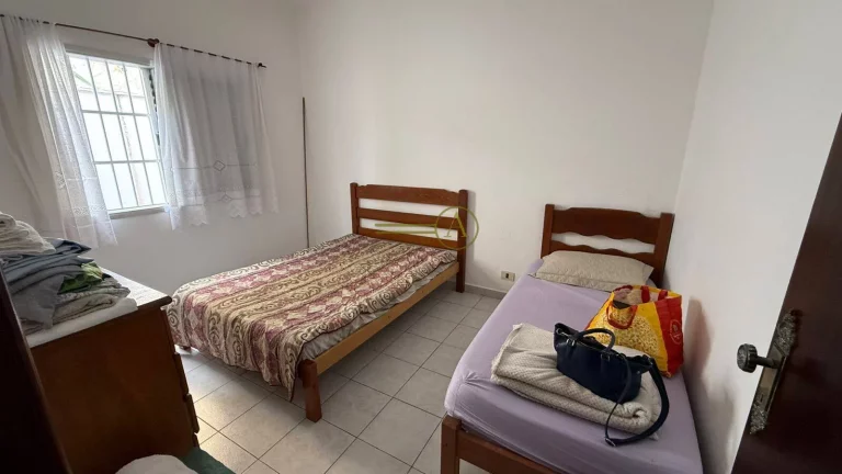 Imagem Casa térrea de esquina com a praia com terreno terreno e edícula já alugada
