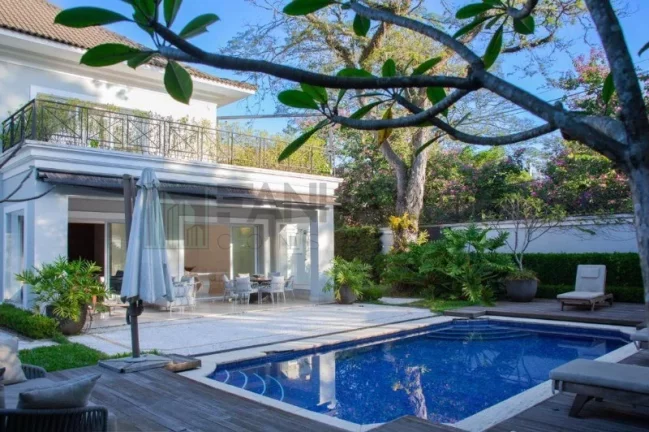 Imagem Venha conhecer esta magnífica residência situada no quarteirão mais desejado e privilegiado do Jardim Europa. Localizada em uma rua tranquila e arbori