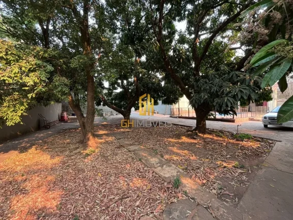 Imagem CA1661Área de 1060m2 com 3 casas no setor rodoviário A casa principal possui - 3 quartos - Sala - ...