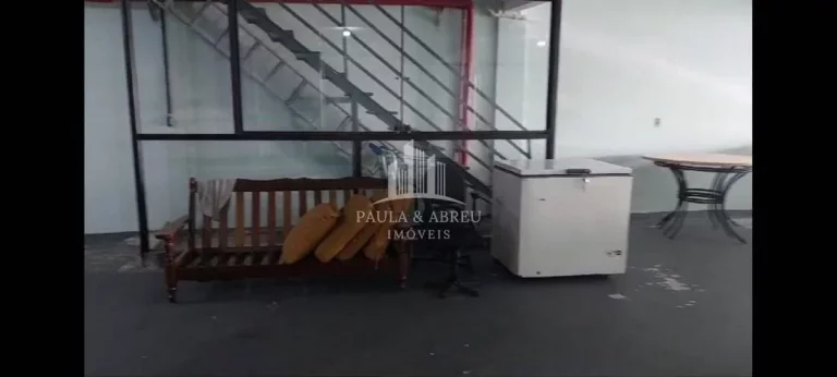 Imagem Aluga-se Salão Comercial de 200m², Energia Trifásica, Acesso 17 degraus, Churrasqueira, Banheiros no Jardim Campo Verde, Mauá-SP