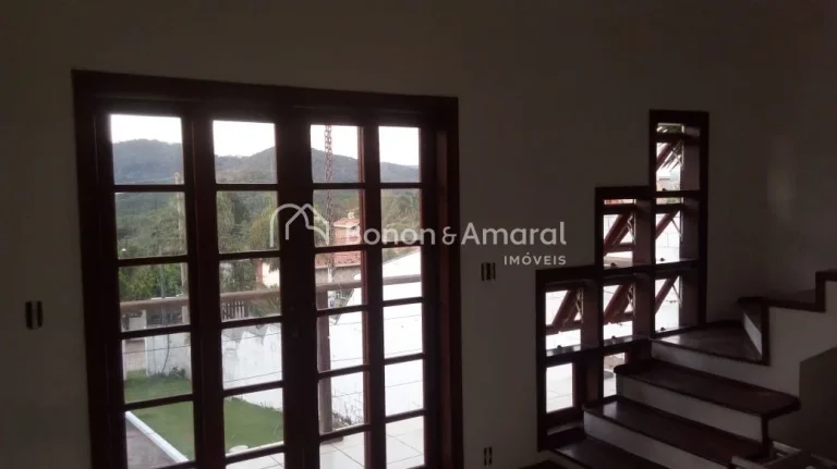 Imagem Excelente sobrado em condomínio tranquilo e arborizado, com 196 m² de construção em terreno ampl...