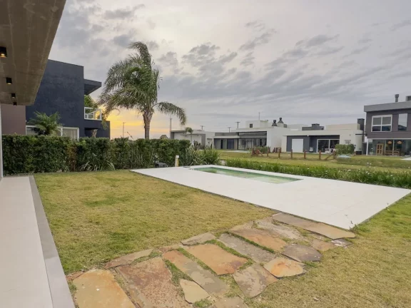 Imagem Casa à venda, com 4 quartos, 227m²