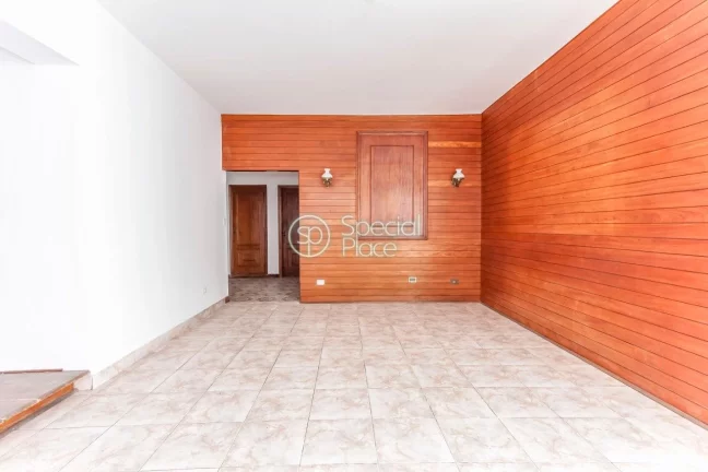 Imagem Apto amplo com pé direito alto e living rico em iluminação natural para 03 ambientes e lavabo. Po...