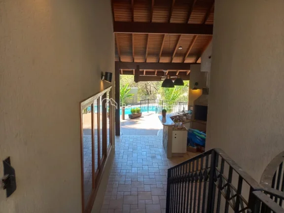 Imagem Encante-se com esta belíssima casa que oferece 4 suítes, incluindo uma suíte master com hidro e d...