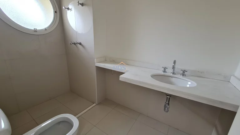 Imagem Vende apartamento cobertura no contrapiso de 510m², com 4 suítes, 5 vagas, depósito e piscina privativa