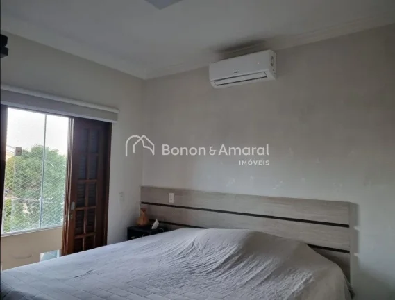 Imagem Casa aconchegante à venda no bairro Capuava, em Valinhos/SP, com ambientes espaçosos e cercada por...