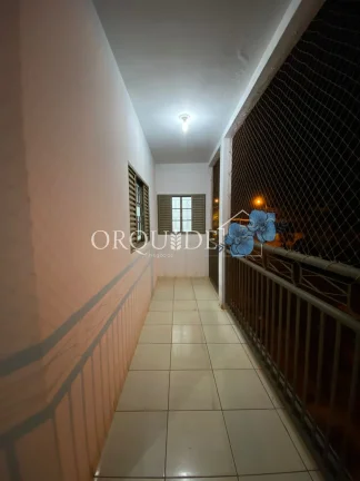 Imagem Espetacular casa à venda no Setor Central de Rio Verde-GO: 4 quartos, 1 suíte, 3 sala, 3 banheiros, 2 vagas de garagem!