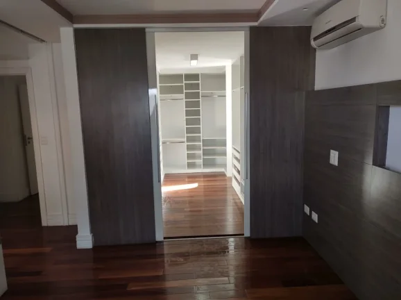 Imagem Excelente Duplex, com 4 dormitórios, sendo 2 suítes, 5 banheiros, 3 vagas de garagem, 3 salas, closet, piscina coberta