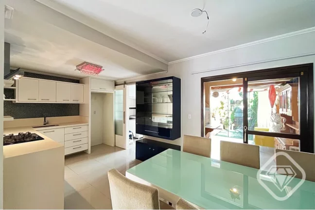 Imagem Sobrado 3 dormitórios, suíte com sacada, lareira e espaço gourmet. Bairro Hípica, Zona Sul de Po...