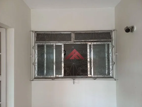 Imagem Otima casa no centro de São Gonçalo com varanda,Sala 02 quartos bamheiro,cozinha e area de serviço,vaga de garagem,proximo a todo comércio do centro d