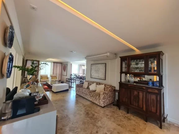 Imagem A 5ª Avenida Imóveis apresenta este charmoso apartamento, com 3 Suites, 04 salas 192,92m2 de área, localizado no bairro da Barra, próximo ao farol