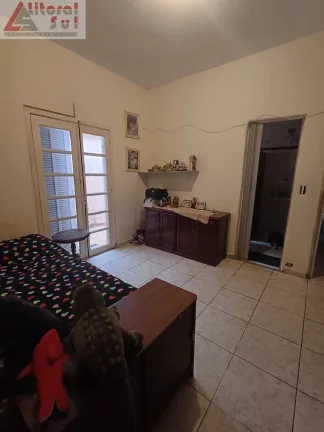 Imagem Imperdível! Casa à venda em Praia Grande-SP, bairro Tupi. 2 quartos, 1 sala, 2 banheiros, 1 vaga de garagem. Agende sua visita!