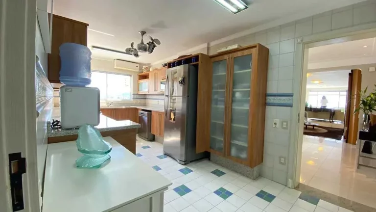 Imagem Apartamento vista mar mobiliado com 4 suítes e 3 vagas na Av. Atlantica em Balneário Camboriú