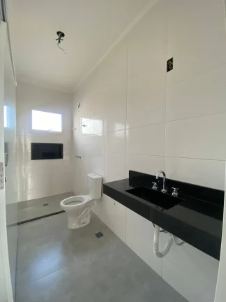 Imagem Maravilhosa casa térrea com 03 suítes, área gourmet integrada com a cozinha