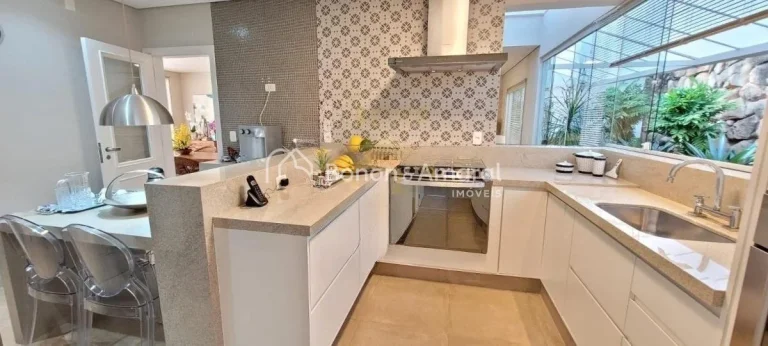 Imagem Casa de condomínio com 343 m² e 4 quartos
