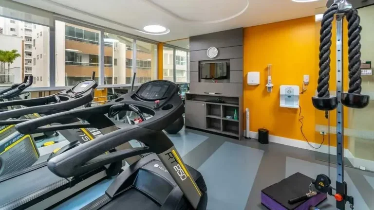 Imagem Apartamento com 4 dormitórios sendo 2 suítes e 2 vagas de garagem no centro de Balneário Camboriú