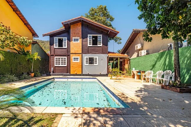 Imagem CASA com 3 DORMITÓRIOS em CONDOMÍNIO FECHADO - 199m² de área construída