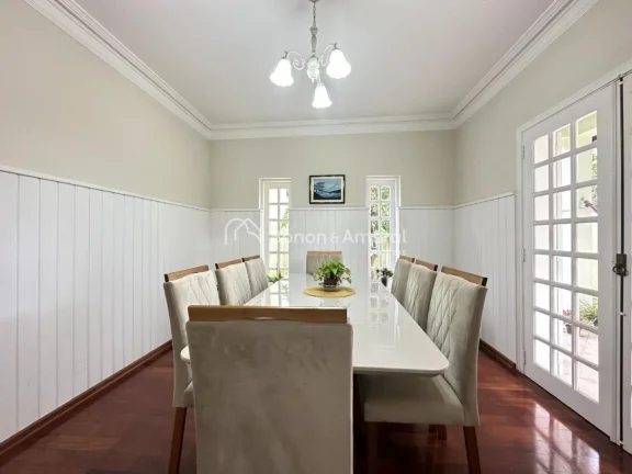 Imagem Esta encantadora casa de estilo sobrado oferece um ambiente espaçoso e confortável, com uma excele...