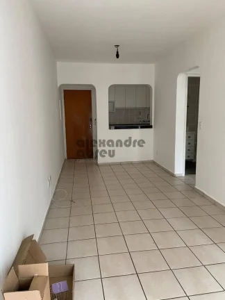Imagem Apartamento em andar alto com piso em cerâmica branca, varanda na sala de estar e no dormitório, b...