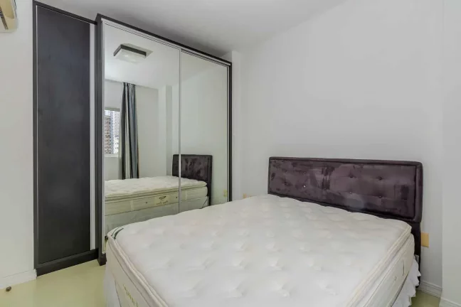 Imagem Apartamento mobiliado de 3 suítes sendo 2 demi e 2 vagas de garagem no Centro de Balneário Camboriú