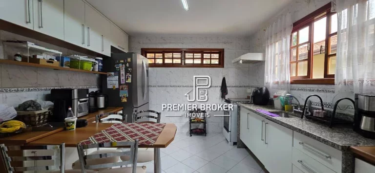Imagem Casa com 4 dormitórios à venda, 171 m² por R$ 1.090.000 - Cascata do Imbuí - Teresópolis/RJ