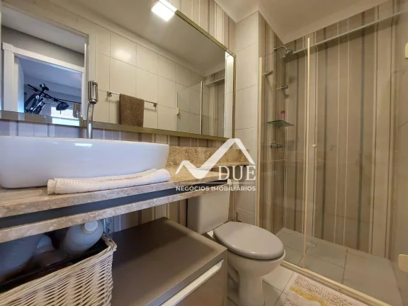 Imagem Apartamento em condominio clube, oriinalmente com 3 dormitórios e hoje com sala estendida. 1 vaga de garagem garantida e livre. PORTEIRA FECHADA