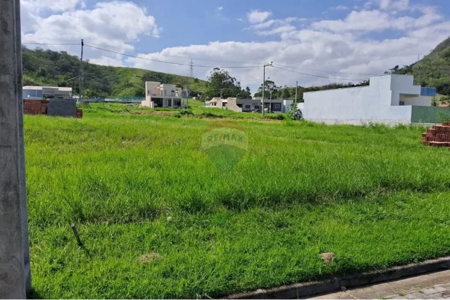 Imagem Terreno plano dentro de condomínio fechado.