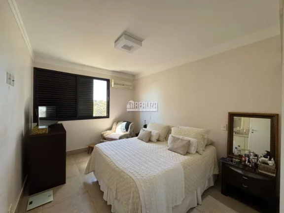 Imagem Apartamento com 4 dormitórios e móveis planejados no Condomínio Edifício Tocantins, Centro de Uberaba